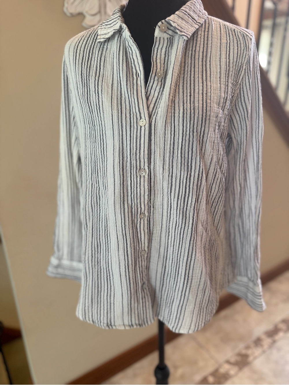 Tommy Bahama Island Gauze Stripe Button Front Shirt White Navy Small NWOT - Picture 1 of 5